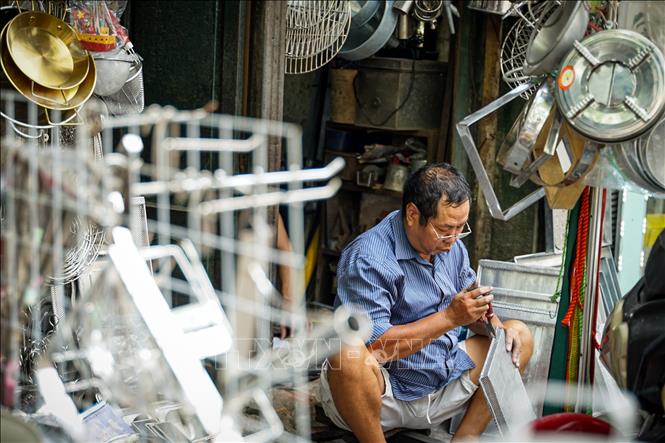 A shop named Duc Ha at No. 35 Hang Thiec street. Its tinsmith has 40 years of experience with the traditional craft. VNA Photo: Khánh Hoà 