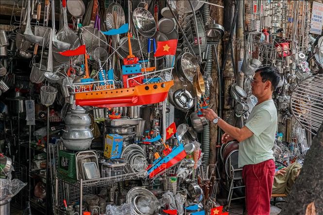 Hang Thiec street mainly sells home stainless steel utensils. VNA Photo: Hoàng Hiếu 