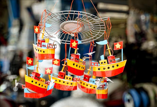 A tin toy boat run with diesel is one of the famous products of Hang Thiec street during the Mid-Autumn Festival. VNA Photo: Khánh Hoà