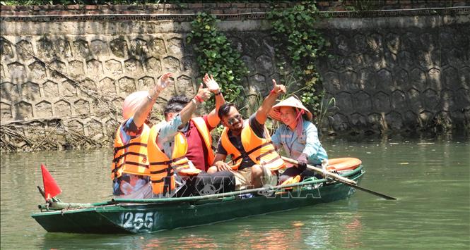 A group of Indian billionaire's 4,500 employees visits Trang An ecotourism site in the northern province of Ninh Binh. VNA Photo: Hải Yến