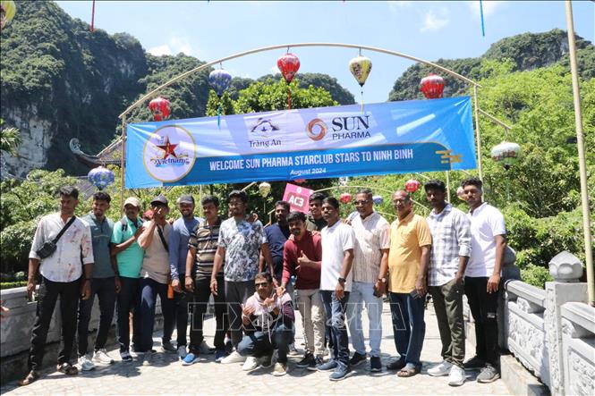 A group of Indian billionaire's 4,500 employees visit Trang An ecotourism site in the northern province of Ninh Binh. VNA Photo: Hải Yến 