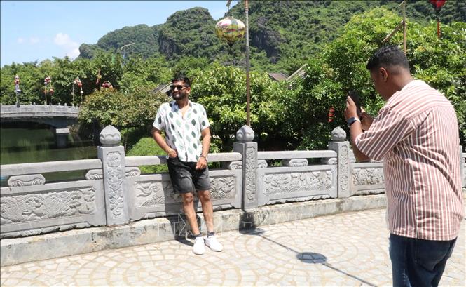 Indian tourists check in at Trang An ecotourism site in the northern province of Ninh Binh. VNA Photo: Hải Yến 