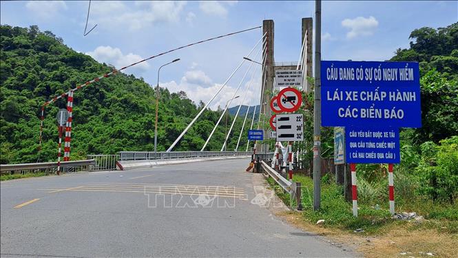 Cầu treo Đakrông tại Km 249, huyện Đakrông (Quảng Trị) kết nối đường Hồ Chí Minh nhánh Tây với Quốc lộ 9 đang gặp sự cố nguy hiểm. Ảnh: Nguyên Lý-TTXVN