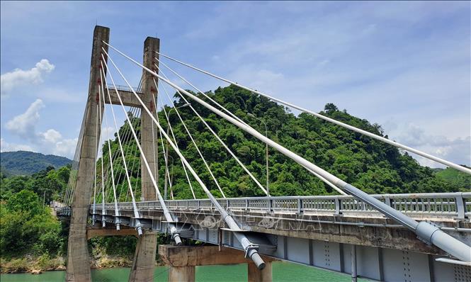 Cầu treo Đakrông tại Km 249, huyện Đakrông (Quảng Trị) kết nối đường Hồ Chí Minh nhánh Tây với Quốc lộ 9, phải giới hạn tải trọng do xuống cấp nghiêm trọng. Ảnh: Nguyên Lý-TTXVN