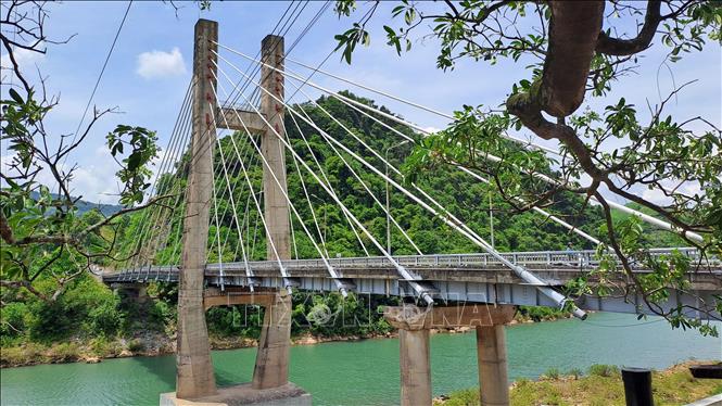Cầu treo Đakrông tại Km 249, huyện Đakrông (Quảng Trị) kết nối đường Hồ Chí Minh nhánh Tây với Quốc lộ 9, phải giới hạn tải trọng do xuống cấp nghiêm trọng. Ảnh: Nguyên Lý-TTXVN