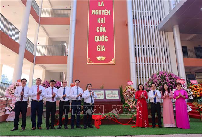 Đại biểu thực hiện nghi thức gắn biến công trình chào mừng Kỷ niệm 70 năm Giải phóng Thủ đô. Ảnh: Thanh Tùng - TTXVN 