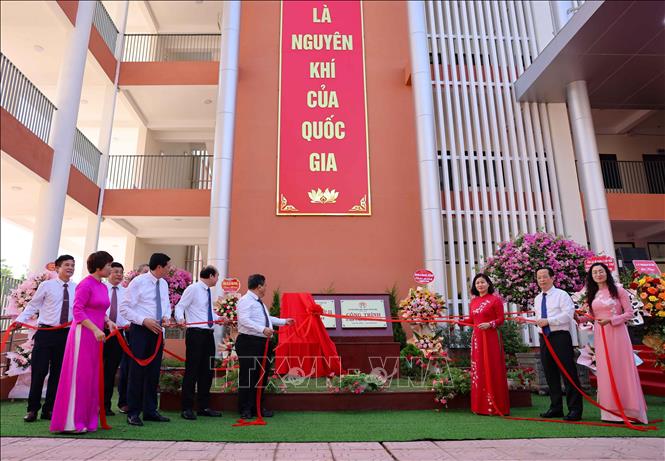 Đại biểu thực hiện nghi thức gắn biển công trình chào mừng Kỷ niệm 70 năm Giải phóng Thủ đô. Ảnh: Thanh Tùng - TTXVN 
