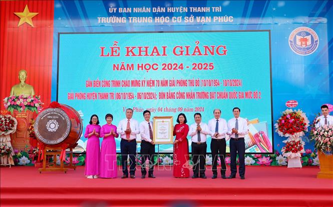 Phó Bí thư thường trực Thành ủy Hà Nội Nguyễn Thị Tuyến trao bằng công nhận công trình chào mừng Kỷ niệm 70 năm Giải phóng Thủ đô . Ảnh: Thanh Tùng - TTXVN