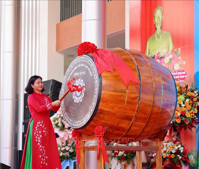 Phó Bí thư thường trực Thành ủy Hà Nội Nguyễn Thị Tuyến đánh trống khai giảng năm học mới. Ảnh: Thanh Tùng - TTXVN