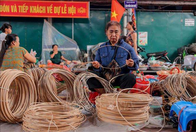 Chợ phiên làng Chuông không chỉ bán nón mà còn bán tất cả các nguyên vật liệu để làm nón. Ảnh: Hoàng Hiếu-TTXVN