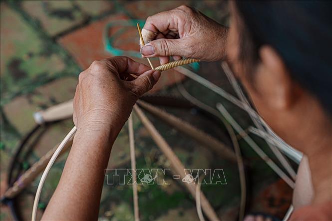 Vức vòng (còn gọi là khung nón) được làm bằng cật nứa vót nhỏ đều, khi nối bắt buộc phải tròn và không có vết. Ảnh: Phạm Tuấn Anh-TTXVN