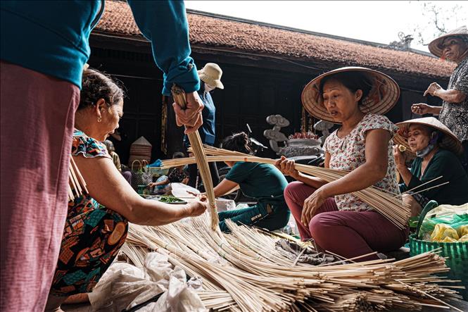 Chợ phiên làng Chuông bán tất cả các nguyên vật liệu làm nón. Ảnh: Phạm Tuấn Anh-TTXVN