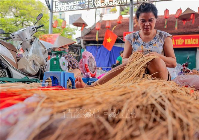 Chợ phiên làng Chuông bán tất cả các nguyên vật liệu làm nón. Ảnh: Hoàng Hiếu-TTXVN