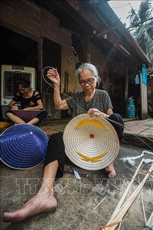Người thợ dùng vòng liếc, vòng kèm, cước đỏ, kim để làm công đoạn cuối cùng làm nên chiếc nón, được gọi là 