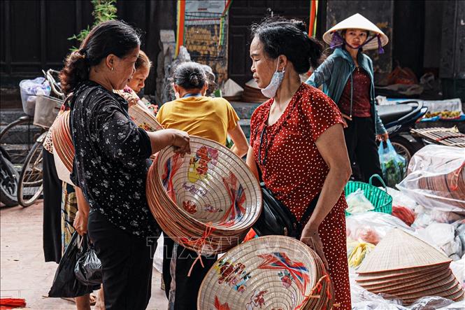 Tùy vào chất lượng mỗi chiếc nón thành phẩm mà người dân làng Chuông đem bán với giá khác nhau. Giá mỗi chiếc nón dao động từ 40.000 đến 150.000 đồng/chiếc. Ảnh: Phạm Tuấn Anh-TTXVN