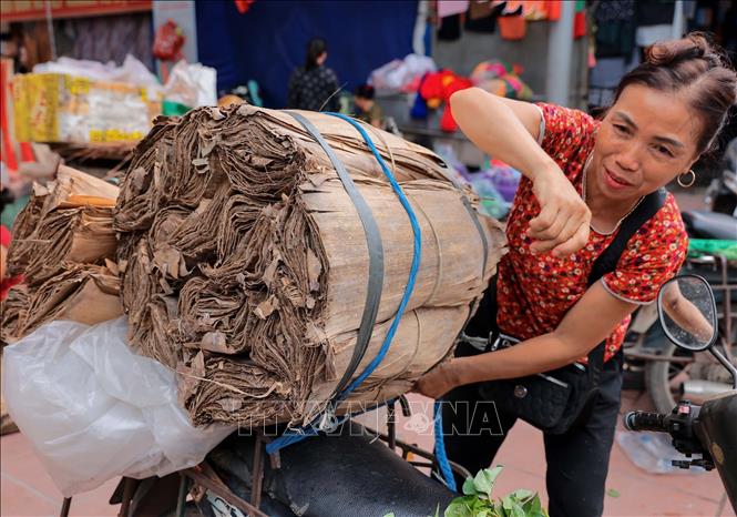 Chợ phiên làng Chuông bán tất cả các nguyên vật liệu làm nón. Ảnh: Hoàng Hiếu-TTXVN