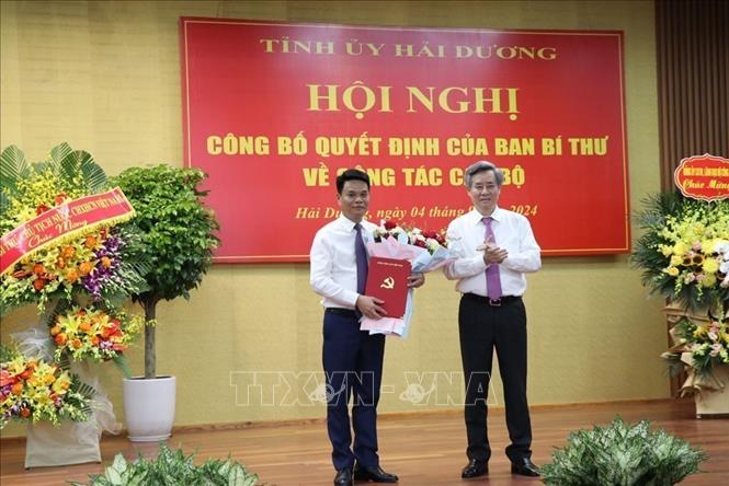 Ủy viên Trung ương Đảng, Phó Trưởng Ban Tổ chức Trung ương Nguyễn Quang Dương trao Quyết định của Ban Bí thư điều động, chỉ định đồng chí Lê Ngọc Châu tham gia Ban Chấp hành, Ban Thường vụ, giữ chức Phó Bí thư Tỉnh ủy Hải Dương nhiệm kỳ 2020-2025. Ảnh: Mạnh Minh - TTXVN