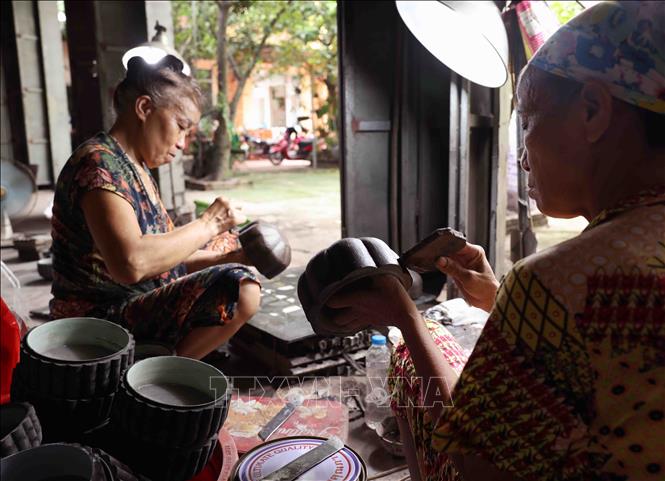 Sản xuất sản phẩm sơn mài ở hộ gia đình anh Nguyễn Phức Tường thuộc làng nghề sơn mài Hạ Thái, xã Duyên Hà, huyện Thường Tín. Ảnh: Vũ Sinh - TTXVN