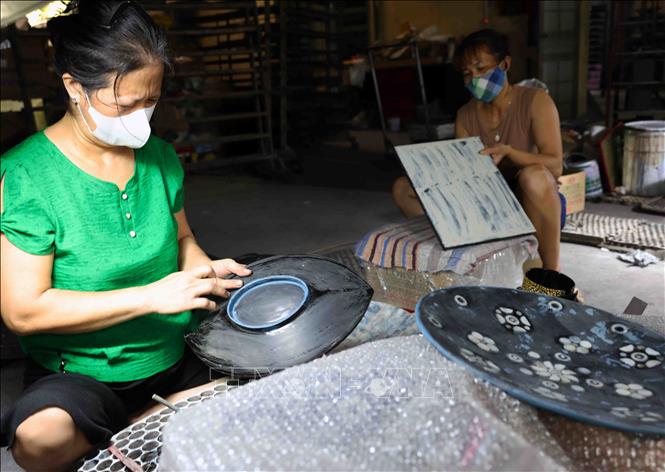 Sản xuất sản phẩm sơn mài ở hộ gia đình anh Nguyễn Phức Tường thuộc làng nghề sơn mài Hạ Thái, xã Duyên Hà, huyện Thường Tín. Ảnh: Vũ Sinh - TTXVN
