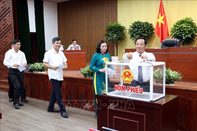 Các đại biểu bỏ phiếu bầu Chủ tịch UBND tỉnh Hải Dương. Ảnh: Mạnh Tú - TTXVN