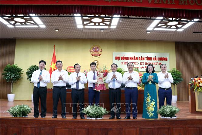  Lãnh đạo Tỉnh ủy, HĐND, UBND tỉnh Hải Dương tặng hoa chúc mừng tân Chủ tịch UBND tỉnh Hải Dương Lê Ngọc Châu. Ảnh: Mạnh Tú - TTXVN