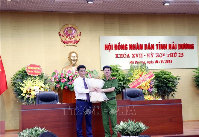 Lãnh đạo Bộ Tư lệnh Cảnh sát cơ động tặng hoa chúc mừng Tân chủ tịch UBND tỉnh Hải Dương Lê Ngọc Châu. Ảnh: Mạnh Tú - TTXVN