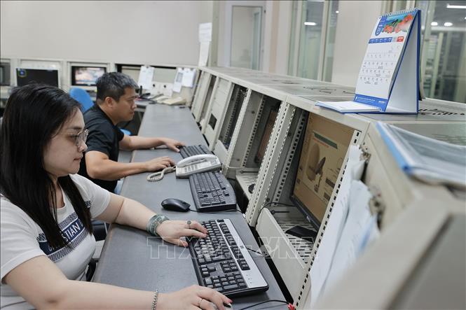 Hoạt động tại đài mặt đất, cung cấp trực tiếp các dịch vụ cho khách hàng. Ảnh: Minh Quyết - TTXVN