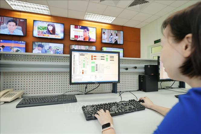 Hoạt động tại đài điều hành khai thác vệ tinh (NOC) thực hiện giám sát các dịch vụ phát qua vệ tinh (Trạm điều khiển và khai thác vệ tinh VINASAT – Quế Dương). Ảnh: Minh Quyết – TTXVN
