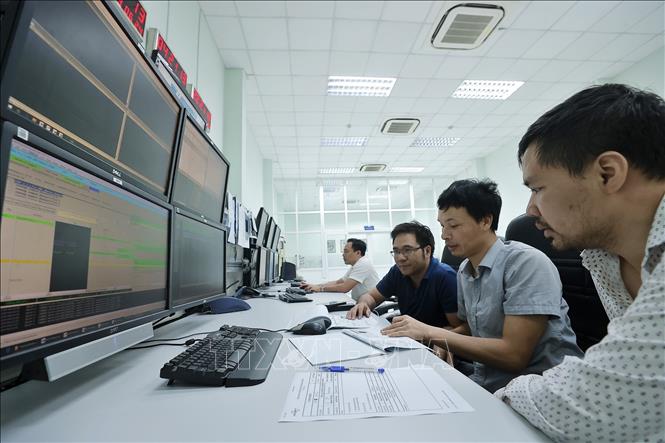 Hoạt động tại đài điều khiển vệ tinh (TT&C) giữ quỹ đạo, đảm bảo các thông số kỹ thuật trên vệ tinh được tốt nhất. Ảnh: Minh Quyết – TTXVN