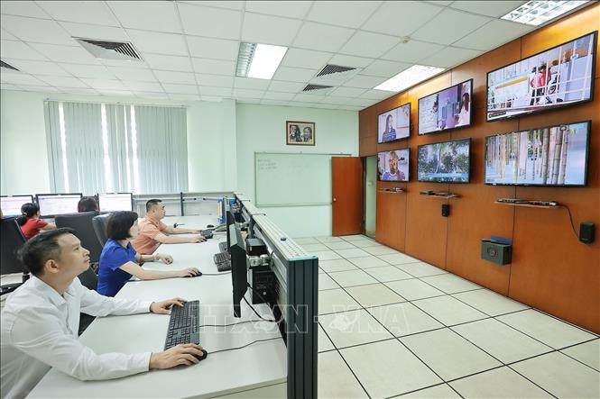 Hoạt động tại đài điều hành khai thác vệ tinh (NOC) thực hiện giám sát các dịch vụ phát qua vệ tinh (Trạm điểu khiển và khai thác vệ tinh VINASAT – Quế Dương). Ảnh: Minh Quyết – TTXVN