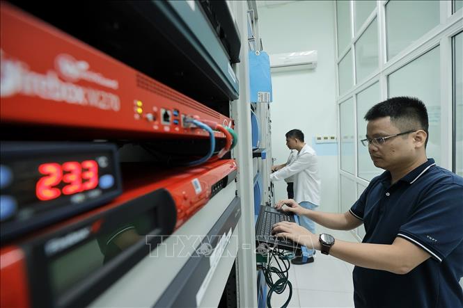 Hoạt động tại đài điều khiển vệ tinh (TT&C) giữ quỹ đạo, đảm bảo các thông số kỹ thuật trên vệ tinh được tốt nhất. Ảnh: Minh Quyết – TTXVN