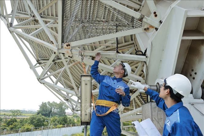 Hoạt động bảo dưỡng định kỳ Anten của các vệ tinh tại Trạm điều khiển và khai thác vệ tinh VINASAT – Quế Dương. Ảnh: Minh Quyết - TTXVN