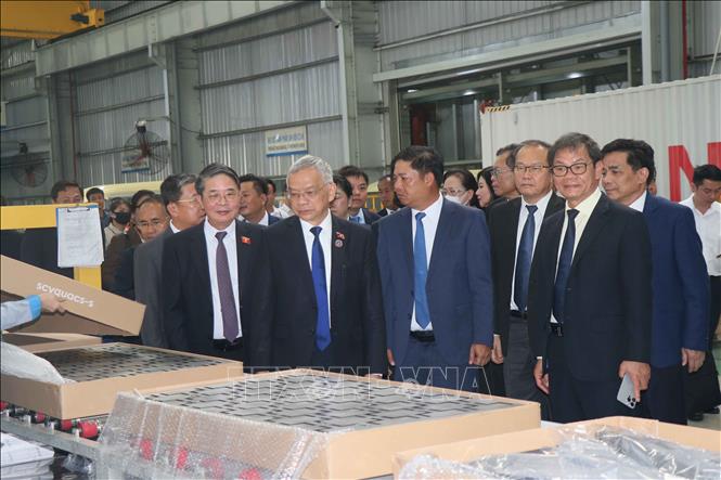 Vietnamese and Lao legislators visit the Truong Hai Group Corporation (THACO). VNA Photo: Đoàn Hữu Trung