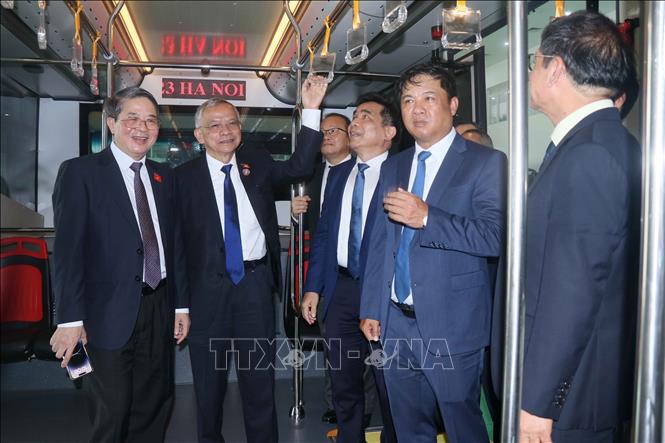Vietnamese and Lao legislators visit the Truong Hai Group Corporation (THACO). VNA Photo: Đoàn Hữu Trung
