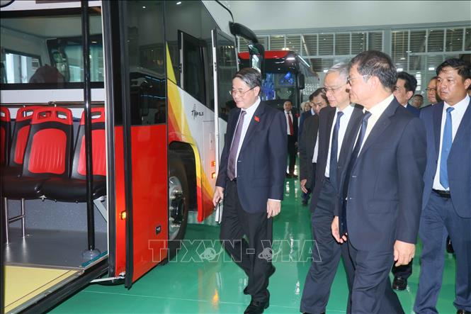 Vietnamese and Lao legislators visit the Truong Hai Group Corporation (THACO). VNA Photo: Đoàn Hữu Trung
