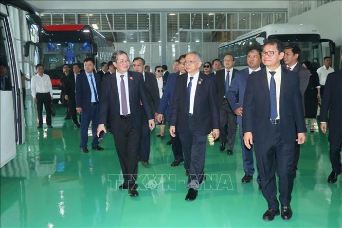Vietnamese and Lao legislators visit the Truong Hai Group Corporation (THACO). VNA Photo: Đoàn Hữu Trung