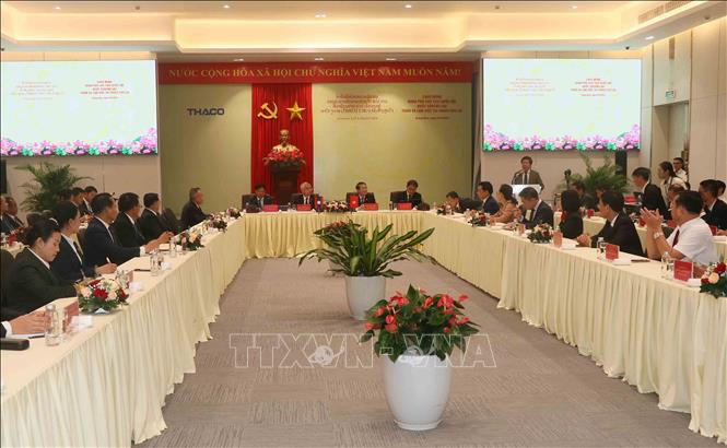 Vietnamese and Lao legislators have a working session with the local authorities and THACO Group. VNA Photo: Đoàn Hữu Trung