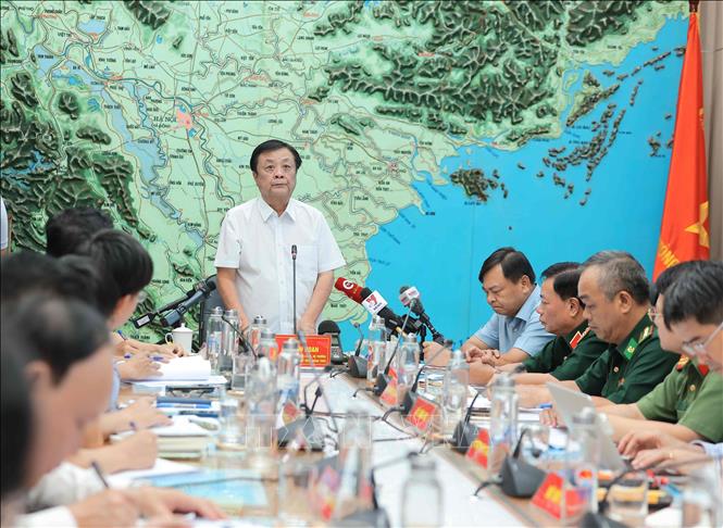 The Minister of Agriculture and Rural Development Le Minh Hoan chairs an urgent meeting to discuss measures to cope with the storm. VNA Photo