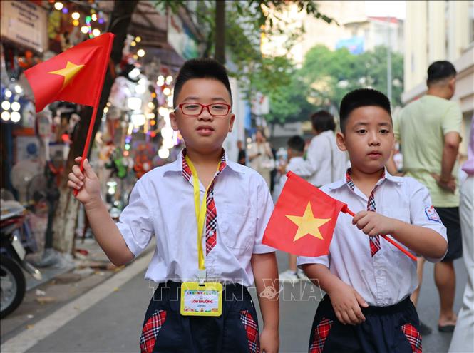 Học sinh Trưởng Tiểu học Thăng Long (quận Hoàn Kiếm, Hà Nội) nô nức tới trường khai giảng năm học mới. Ảnh: Thanh Tùng - TTXVN 