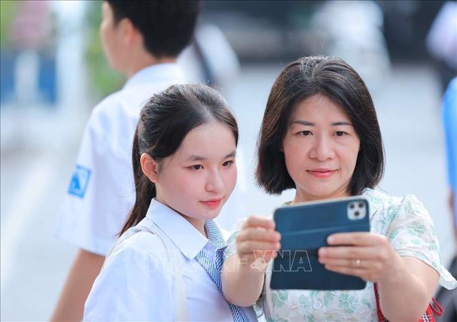 Hai mẹ con lưu giữ kỷ niệm trong ngày khai giảng năm học mới tại Trường THPT Chuyên Hà Nội - Amsterdam. Ảnh: Hoàng Hiếu - TTXVN