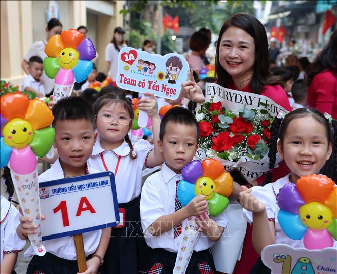 Cô giáo và học sinh lớp 1 Trường Tiểu học Thăng Long (quận Hoàn Kiếm, Hà Nội) nô nức trong ngày 