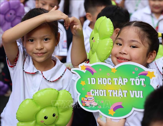 Học sinh lớp 1 Trường Tiểu học Thăng Long (quận Hoàn Kiếm, Hà Nội) nô nức tới trường khai giảng năm học mới. Ảnh: Thanh Tùng - TTXVN