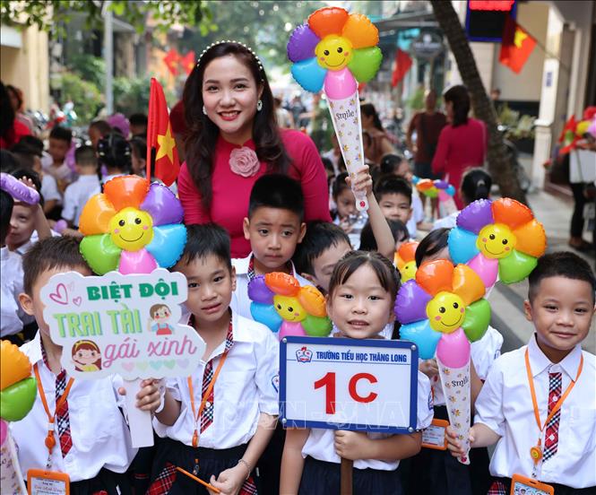 Cô giáo và học sinh lớp 1 trường Tiểu học Thăng Long (quận Hoàn Kiếm, Hà Nội) nô nức trong ngày 