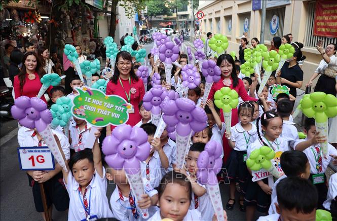Cô giáo và học sinh lớp 1 Trường Tiểu học Thăng Long (quận Hoàn Kiếm, Hà Nội) nô nức trong ngày 