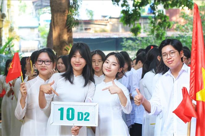 Học sinh khối lớp 10 Trường THPT Việt Đức (quận Hoàn Kiếm) háo hức chào đón năm học mới. Ảnh: Tuấn Anh - TTXVN