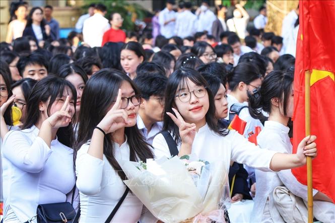 Học sinh khối lớp 10 Trường THPT Việt Đức (quận Hoàn Kiếm) háo hức chào đón năm học mới. Ảnh: Tuấn Anh - TTXVN