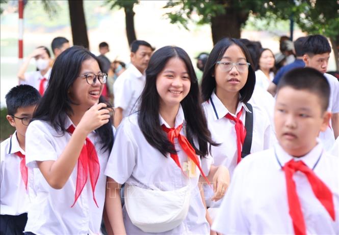 Học sinh Trường THCS Giảng Võ đến dự lễ khai giảng năm học mới 2024 – 2025. Ảnh: Văn Điệp – TTXVN