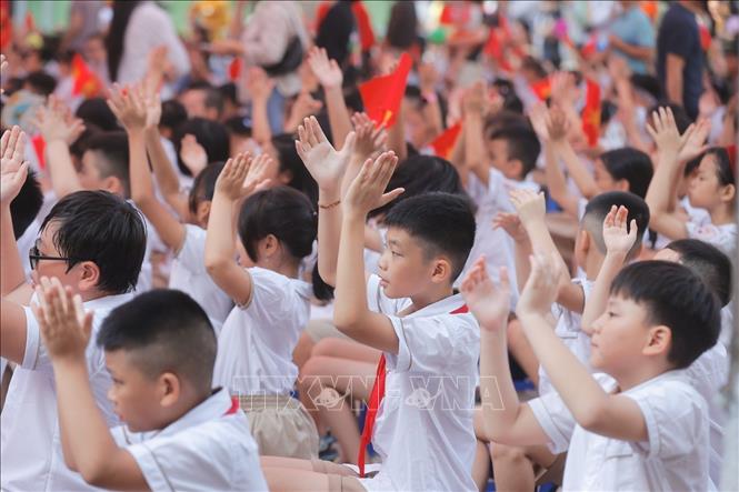 Học sinh Trường Tiểu học Gia Quất (quận Long Biên) tưng bừng trong ngày khai giảng. Ảnh: Minh Quyết - TTXVN