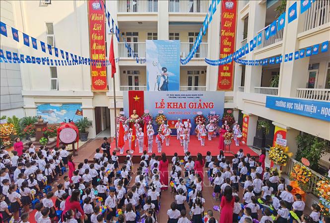 Không khí tưng bừng trong ngày khai giảng năm học mới 2024 - 2025 tại Trường Tiểu học Thăng Long (quận Hoàn Kiếm, Hà Nội). Ảnh: Thanh Tùng -  TTXVN 