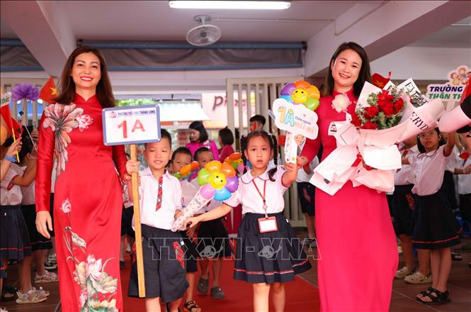 Chào đón học sinh lớp 1 Trường Tiểu học Thăng Long (quận Hoàn Kiếm, Hà Nội). Ảnh: Thanh Tùng - TTXVN